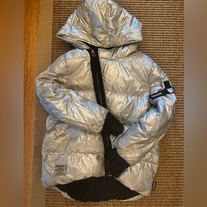 Nununu silver hooded puffer coat, diagonal zipper, thumb holes